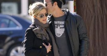 Jennifer Aniston wants to be married or engaged to Justin Theroux by the end of 2012