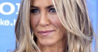 Jennifer Aniston throws party for new beau Justin Theroux, introduces him to her friends