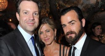 Justin Theroux and Jennifer Aniston proclaim their love with matching gold rings
