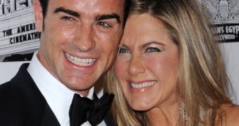 Jennifer Aniston tells Justin Theroux she’s marrying for love, refuses to have prenup drawn