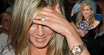 Jennifer Aniston Steps Out Without Engagement Ring, the World Flips Out