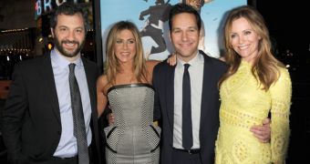 The only thing preventing Jennifer Aniston from working with director Judd Apatow is his bossy wife, Leslie Mann