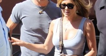Jennifer Aniston’s Engagement Ring Is Rather Small, “Understated”