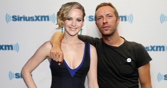 Jennifer Lawrence is reportedly not giving up on her romance with Chris Martin