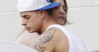 Jennifer Lopez and Casper Smart hug it out outside LA dance studio