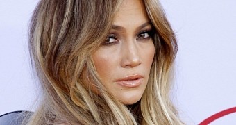 Jennifer Lopez with longer, blonder hair at the 2015 Billboard Music Awards