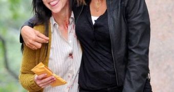 Jennifer Love Hewitt and Mariska Hargitay in character on the set of “Law & Order: SVU”
