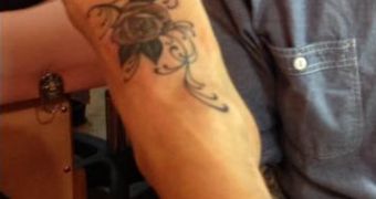 Jenny McCarthy shows off her new flower tattoo
