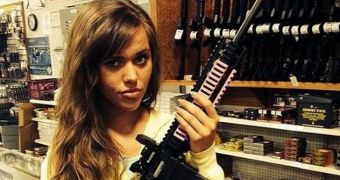 Jessa Duggar poses with machine gun, Ben Seewald says no one should “mess” with her