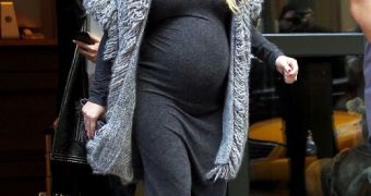 Jessica Simpson, looking very pregnant and very chic while running errands