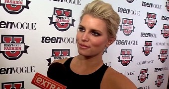 Jessica Simpson talks to Extra on the red carpet, looks highly intoxicated