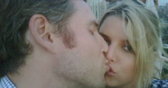Jessica Simpson and Eric Johnson share a kiss for the camera and Twitter followers