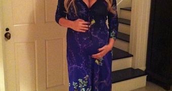 Jessica Simpson shows off growing tummy on Twitter
