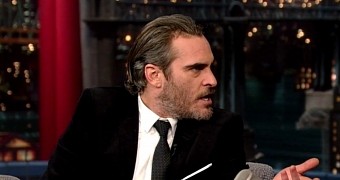 Joaquin Phoenix Reveals He’s Engaged to Yoga Instructor on David Letterman – Video