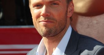 Joel McHale is flattered that many think he’s gay, takes it as a compliment