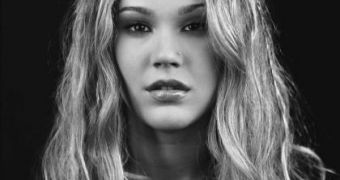 Joss Stone, the “barefoot diva,” says Lily Allen is not a real singer