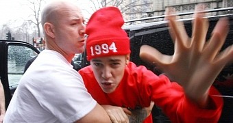 Justin Bieber gets aggressive towards paparazzo in London