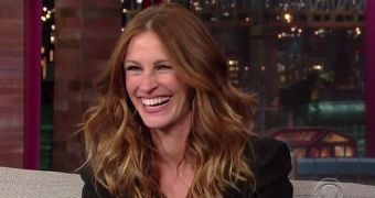 Julia Roberts stops by David Letterman, dazzles with her amazing smile