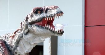 Jurassic Prank – Victims Are Scared by Man in Dinosaur Costume