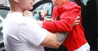 Justin Bieber makes a move for a paparazzo in London, jumps straight in his bodyguard’s arms