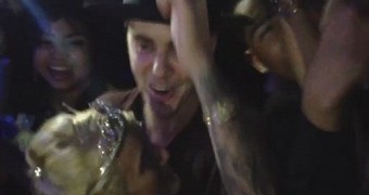 Justin Bieber crashes school prom in LA, fans go crazy over him