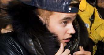 Justin Bieber gets detained by Customs officers while trying to enter the United States