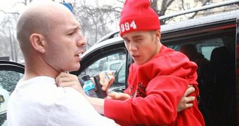 Justin Bieber being restrained by his bodyguard in London, as he tried to attack a paparazzo