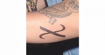 Justin Bieber gets tattoo of Greek letter “Chi”