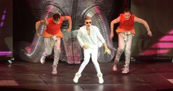 Justin Bieber Got Booed in London – Video