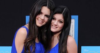 Kendall and Kylie Jenner allegedly both sent photos and messages to Justin Bieber to seduce him