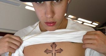 Justin Bieber shows off his brand new tattoos, which he got on a private jet at 40,000 feet