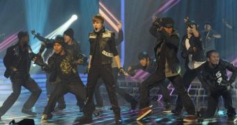 Justin Bieber performs on X Factor live results show, sets girls’ pulses racing