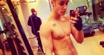 Justin Bieber taking one of his infamous selfies (this time, at the gym)