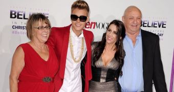 Justin and his family at the "Believe" premiere