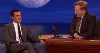 Justin Theroux chats with Conan O’Brien about “The Leftovers,” Jennifer Aniston and his pants situation