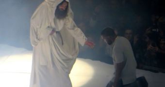 “Jesus” walks on stage at Kanye West’s concert to give him his blessing: from Jesus to Yeezus