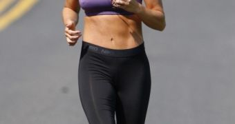 Kate Gosselin steps out for a morning jog, sports well defined six-pack