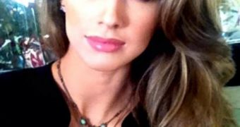 Katherine Webb tells mag she lives on 1,120 calories a day, denies it on Twitter afterwards