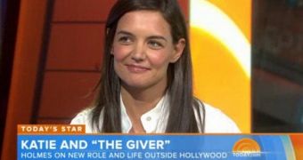 Katie Holmes handles Tom Cruise divorce question with the utmost grace