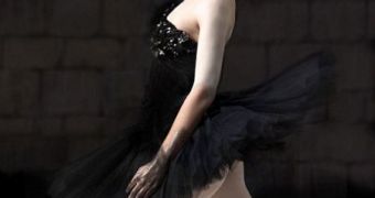 Katie Waissel recreates Natalie Portman’s pose for “Black Swan” poster
