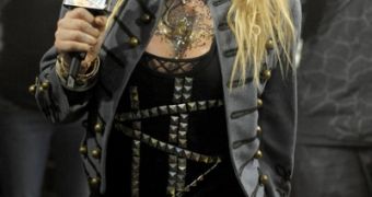 Ke$ha wears necklace made of placenta by her mother, presumably for good luck