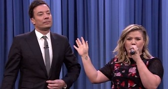 Kelly Clarkson Finally Finds Someone to Do Duets with Her, Jimmy Fallon - Video