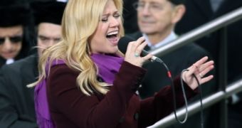 Kelly Clarkson Performs at Obama Inauguration – Video