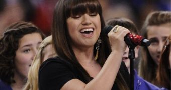 Kelly Clarkson Sings National Anthem at Super Bowl – Flawless