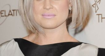 Kelly Osbourne with gray, purple-ish hair and very bad fake tan