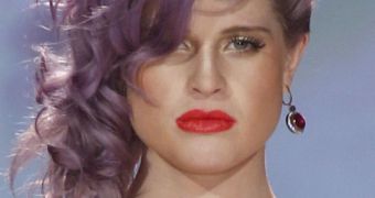 Kelly Osbourne faints during taping of Fashion Police, is rushed to the hospital