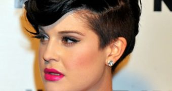 Kelly Osbourne brings side trimmed hairdo back from the ‘90s