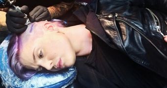 Kelly Osbourne proves she is a real punk-rock chick by getting her head tattooed