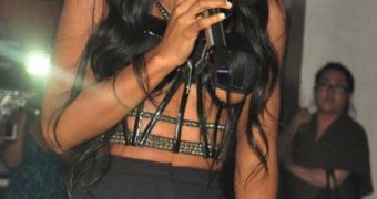 Kelly Rowland has major, embarrassing wardrobe malfunction during live show