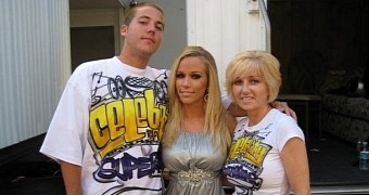 Kendra Wilkinson Blasted by Mother and Brother for Reconnecting with Estranged Father
